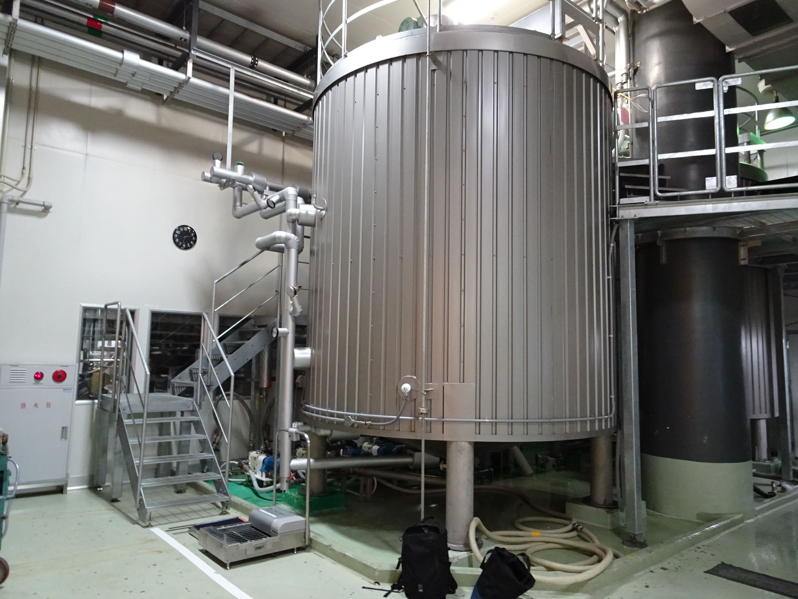 屋内に設置された蒸留装置