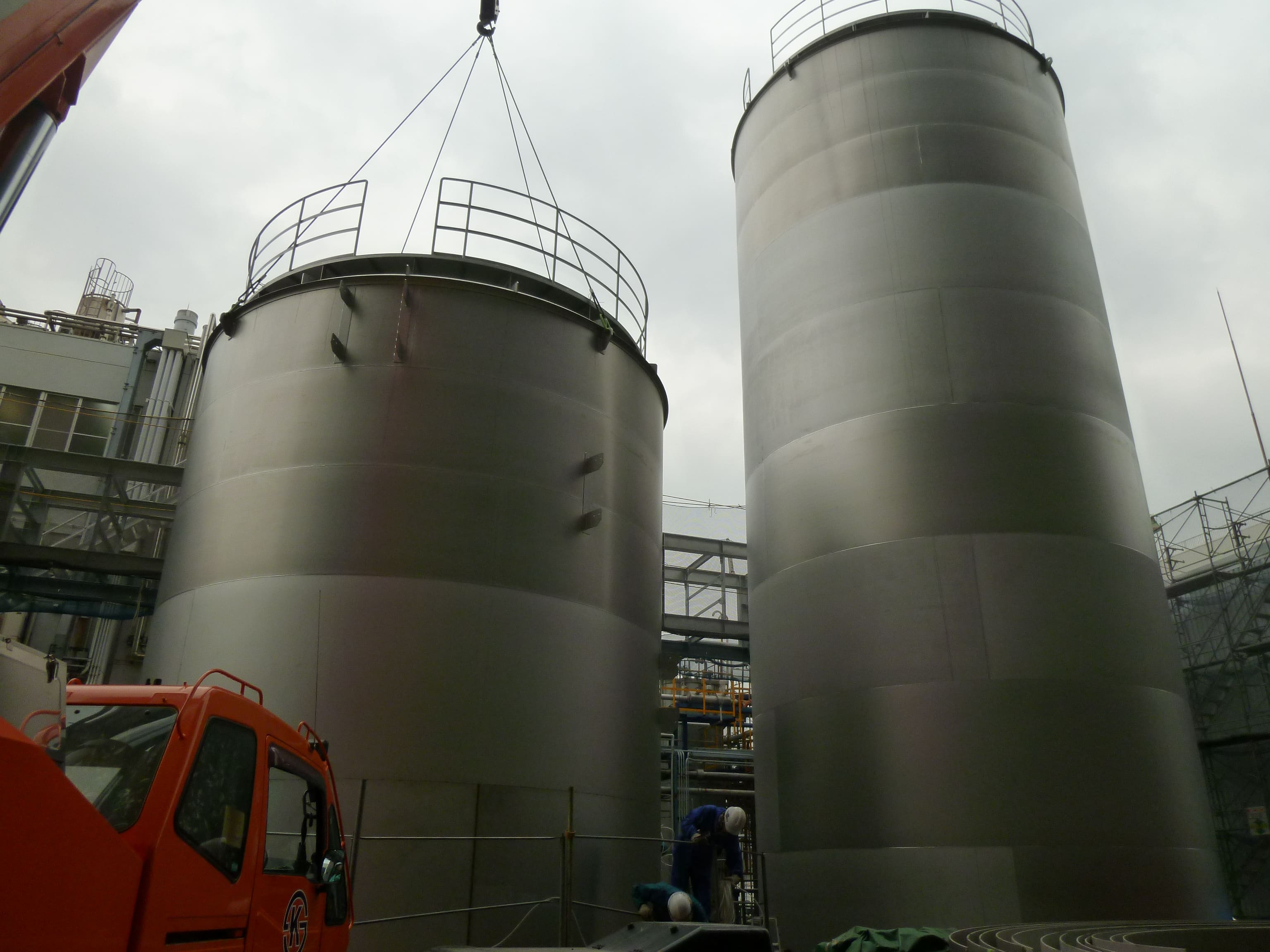 屋外に設置された大型タンク